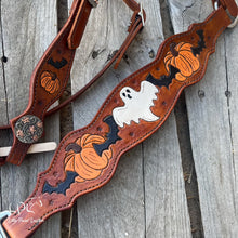 Load image into Gallery viewer, Medium Oil Halloween Tack Set

